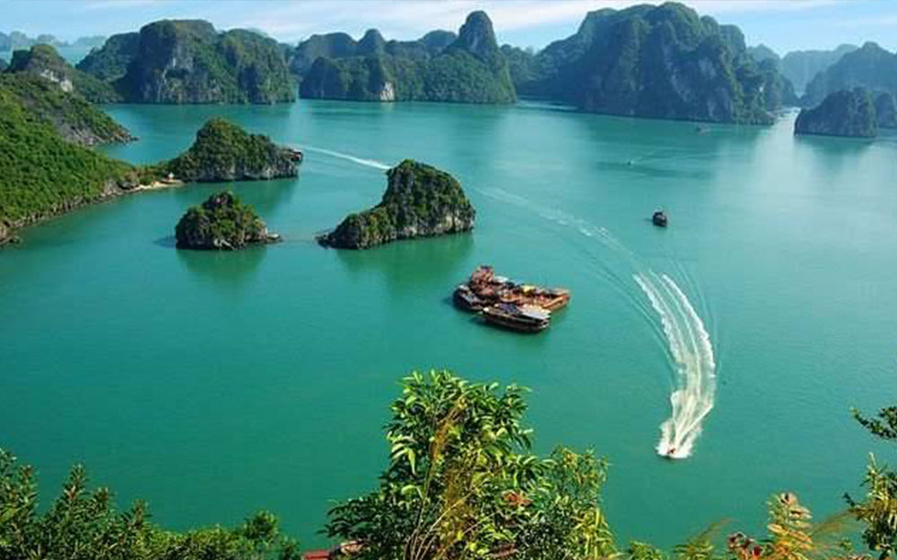 Ultimate Vietnam Travel Guide 2026 – Best Places, Food & Trending Experiences